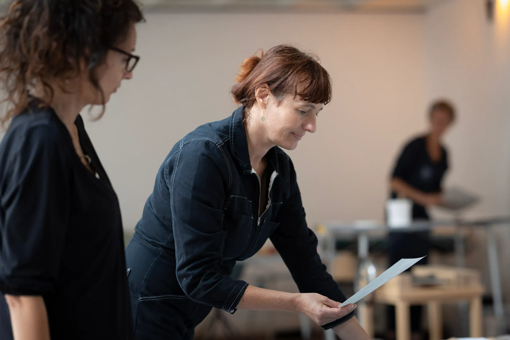 Rituelenmaker Barbara Raes aan het werk in haar atelier. (c) Lieve Blancquaert