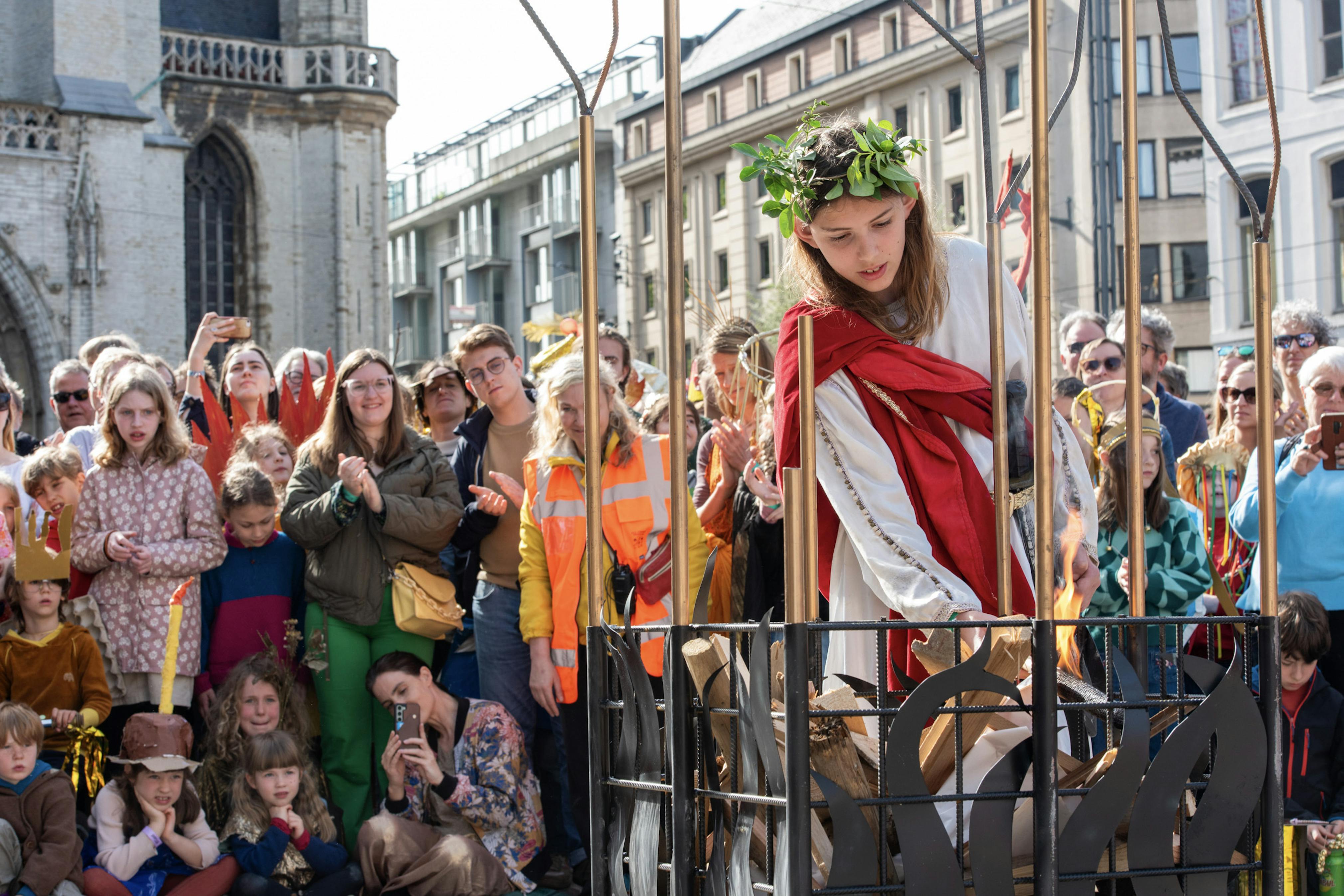 N Tfent 2 De openingsstoet van All Greeks Festival lokte op 1 mei 2024 honderden mensen naar het Sint-Baafsplein in Gent. Van daaruit trok het festival 32 dagen lang de stad in. (credit: Rojin Delfan)